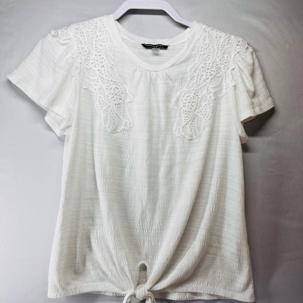 Cable & Gauge White Short Sleeve Top with‎ Lace and tied front